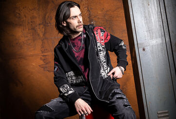 Original Sinners / Original Sinners -mallisto ei ole varman p&auml;&auml;lle pelaamista varten. Se edustaa rock- ja biker-henkist&auml; streetwearia: rouheaa, kapinallista ja aidosti omaleimaista. Tummat, kulutetut s&auml;vyt, washed-efektit ja tatuointi-estetiikka luovat selke&auml;n ja tunnistettavan ilmeen. P&auml;&auml;kallot, siivet, ristit ja heraldiset elementit yhdistyv&auml;t vintage-henkiseen typografiaan, mik&auml; tekee vaatteista n&auml;ytt&auml;vi&auml; kokonaisuuksia, jotka erottuvat edukseen. / Tutustu heti!