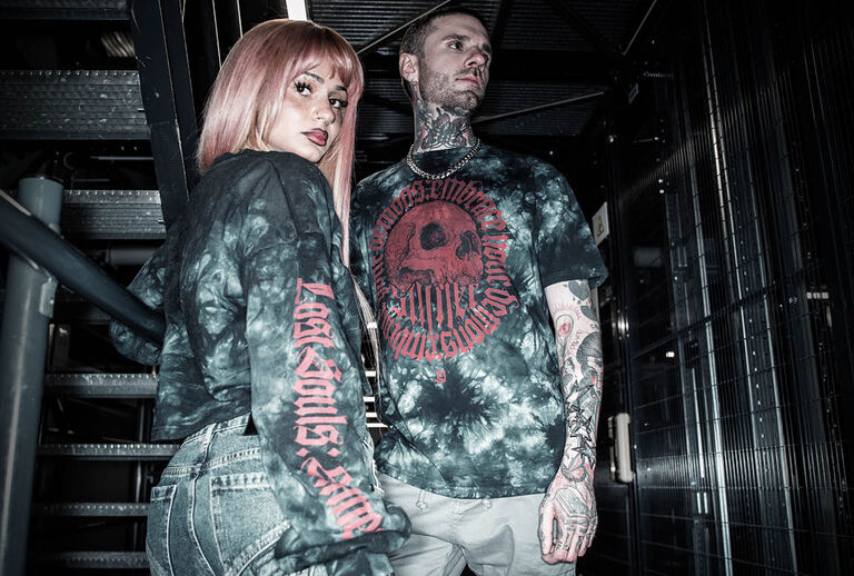 Lost Souls / Lost Souls combines youthful streetwear styles with a dark, modern aesthetic. Deep tie-dye washes in black and red meet raw-looking graphics and striking prints, lending each piece a mystical intensity.The collection features precise, contemporary cuts: T-shirts, hoodies, jumpers, cropped tops and joggers create urban silhouettes that look casual, modern and full of character. Textured details, patches and wash effects enhance the individual look. / Tutustu heti!