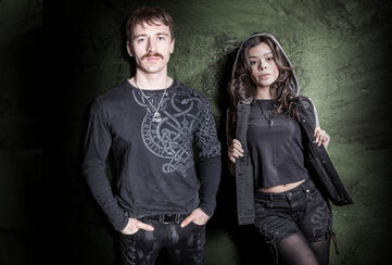 Celtic Snake / T&auml;m&auml; Black Premium by EMP -mallisto on raaka, voimakas ja t&auml;ynn&auml; symboliikkaa. Sen keski&ouml;ss&auml; on k&auml;&auml;rme - muinainen voiman, muutoksen ja voittamattomuuden symboli. Yhdistettyn&auml; rohkeisiin solmukuvioihin se luo ilmeen, joka ei pyyd&auml; mit&auml;&auml;n; se vaatii huomiota.Olemme kehitt&auml;neet eksklusiivisia printtej&auml; ja kirjailuja, jotka ovat rohkeita, tinkim&auml;tt&ouml;mi&auml; ja yksityiskohtia t&auml;ynn&auml; - tehden jokaisesta kappaleesta heti tunnistettavan. Erityiset viimeistelyt, kuten r&auml;&auml;t&auml;l&ouml;idyt napit ja ny&ouml;rien p&auml;&auml;t, lis&auml;&auml;v&auml;t viimeistellyn kosketuksen ja varmistavat, ett&auml; jokainen tuote on aidosti ainutlaatuinen.Erotu joukosta. Kulje omaa polkuasi Black Premium by EMP Celtic Snake -malliston kanssa. / Tutustu heti!