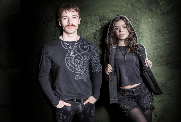 Celtic Snake / T&auml;m&auml; Black Premium by EMP -mallisto on raaka, voimakas ja t&auml;ynn&auml; symboliikkaa. Sen keski&ouml;ss&auml; on k&auml;&auml;rme - muinainen voiman, muutoksen ja voittamattomuuden symboli. Yhdistettyn&auml; rohkeisiin solmukuvioihin se luo ilmeen, joka ei pyyd&auml; mit&auml;&auml;n; se vaatii huomiota.Olemme kehitt&auml;neet eksklusiivisia printtej&auml; ja kirjailuja, jotka ovat rohkeita, tinkim&auml;tt&ouml;mi&auml; ja yksityiskohtia t&auml;ynn&auml; - tehden jokaisesta kappaleesta heti tunnistettavan. Erityiset viimeistelyt, kuten r&auml;&auml;t&auml;l&ouml;idyt napit ja ny&ouml;rien p&auml;&auml;t, lis&auml;&auml;v&auml;t viimeistellyn kosketuksen ja varmistavat, ett&auml; jokainen tuote on aidosti ainutlaatuinen.Erotu joukosta. Kulje omaa polkuasi Black Premium by EMP Celtic Snake -malliston kanssa. / Tutustu heti!