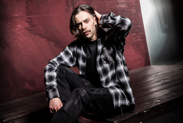 Pagan Roots / Pagan Roots -mallisto ammentaa muinaisesta symboliikasta: riimut, suojaavat ympyrät ja kansanperinteiset merkit, jotka näyttävät ikään kuin veistetyiltä rituaalisesta puusta. Mustat ja tummanpunaiset sävyt sekä rosoiset efektit tuovat mieleen maan, hiilloksen ja yön rituaalit.Jokaisessa tuotteessa tämä symbolinen maailma näkyy selkeästi - joskus suurena symbolina, joskus hienovaraisena taustana, joka muistuttaa kuluneita freskoja. Designit näyttävät kuin nykyaikaisilta artefakteilta pakanallisista rituaaleista ja kansanperinteestä.Uudet Oversize-tyylit luovat voimakkaan siluetin, joka yhdistää rituaalivaatteen ja streetwearin. Vaatteet näyttävät siltä, kuin niiden juuret olisivat syvällä muinaisessa maassa. / Tutustu heti!