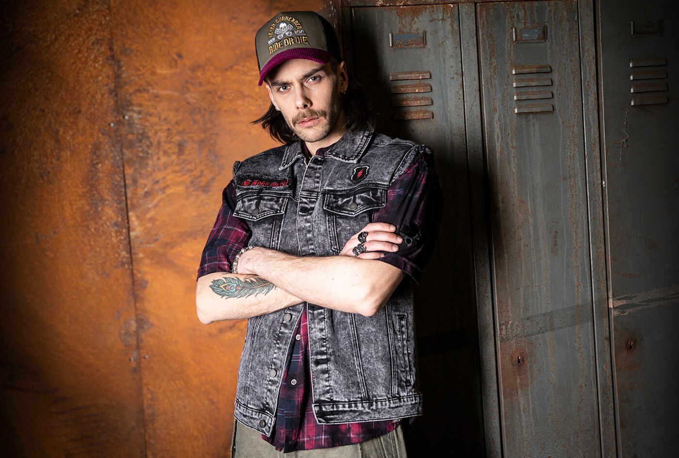 Free Spirit / Free Spirit -mallisto tuo tyyliisi raikkaan vintage-fiiliksen: yhdistelm&auml;n n&auml;ytt&auml;v&auml;&auml; vintagea ja rockabilly-estetiikkaa, jota t&auml;ydent&auml;v&auml;t huomiota her&auml;tt&auml;v&auml;t el&auml;inkuosit ja moderni oil wash -viimeistely. Jokaisessa lookissa on harkitun kulutettu, aito ja kapinallinen - mutta silti ajaton - tunnelma.Klassiset kuviot saavat uuden ilmeen ja muuttuvat rennon rockabilly-henkisiksi tyyleiksi t&auml;ynn&auml; asennetta. Lis&auml;ksi mallistoon kuuluu erityisi&auml; tuotteita, kuten uimashortsit, topatut vaatteet, vakosamettireunuksiset trucker-lippikset sek&auml; yhteensopivat vy&ouml;t, jotka vangitsevat t&auml;ydellisesti vapaan ja huolettoman fiiliksen. / Tutustu heti!