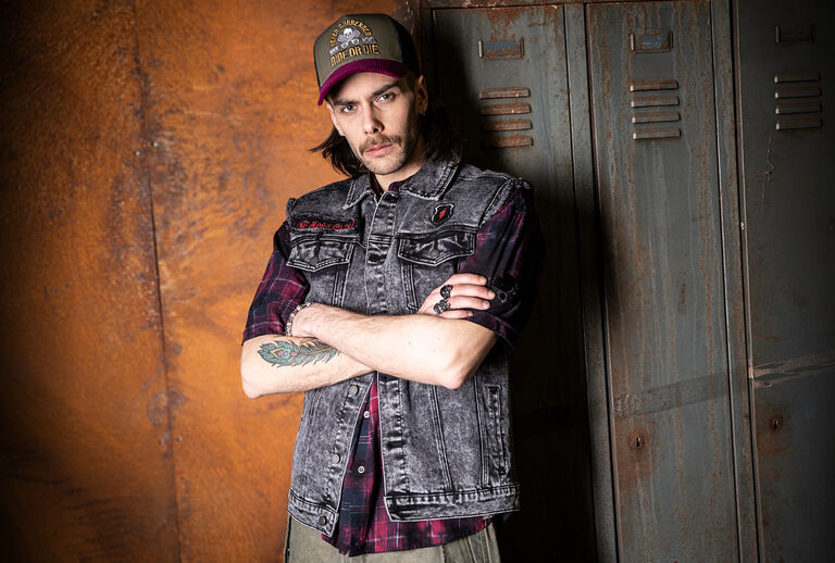 Free Spirit / The Free Spirit collection brings a fresh vintage vibe to your style: a mix of striking vintage and rockabilly aesthetics, enhanced with eye-catching animal prints and a modern oil wash finish. Every look has a deliberately washed-out, authentic and rebellious feel &ndash; yet remains timeless.Classic motifs appear in a new light and are transformed into casual rockabilly statements. Added to this are selected pieces such as beach shorts, puffer styles, trucker caps with corduroy visors and matching belts that perfectly capture the free-spirited vibe.The focus is on shirts, T-shirts, tops and leggings, all with a genuine vintage look and feel, oil wash treatment and animal prints that define the collection's unmistakable retro character. / Tutustu heti!