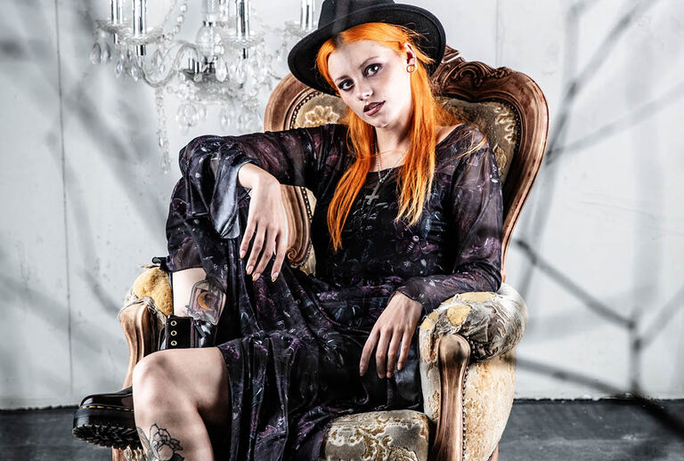 Mystical Woods / Mystical Woods kuljettaa sinut kiehtovaan goottisatujen maailmaan: noitien yrtit, koit ja taivaalliset symbolit n&auml;kyv&auml;t kankaissa printtein&auml;, kirjailuina ja kohokuvioina. Inspiraatio tulee Stevie Nicksin hulmuavista asuista ja popkulttuurin noitaklassikoista, kuten "Siskoni on noita". T&auml;m&auml; &lsquo;whimsigoth&rsquo;-tyyli on romanttisen gootin v&auml;rikk&auml;&auml;mpi ja nuorekkaampi noitasisar.Kes&auml;malliston kohokohtiin kuuluu leve&auml;lierinen hattu, joka on valmistettu laadukkaasta 100% villahuovasta ja koristeltu lierin sis&auml;puolelle tehdyll&auml; kirjailulla. Valitsimme materiaaliksi 100% villan, jotta laatu olisi paras mahdollinen ja jotta voit nauttia t&auml;st&auml; tuotteesta vuosien ajan. / Tutustu heti!