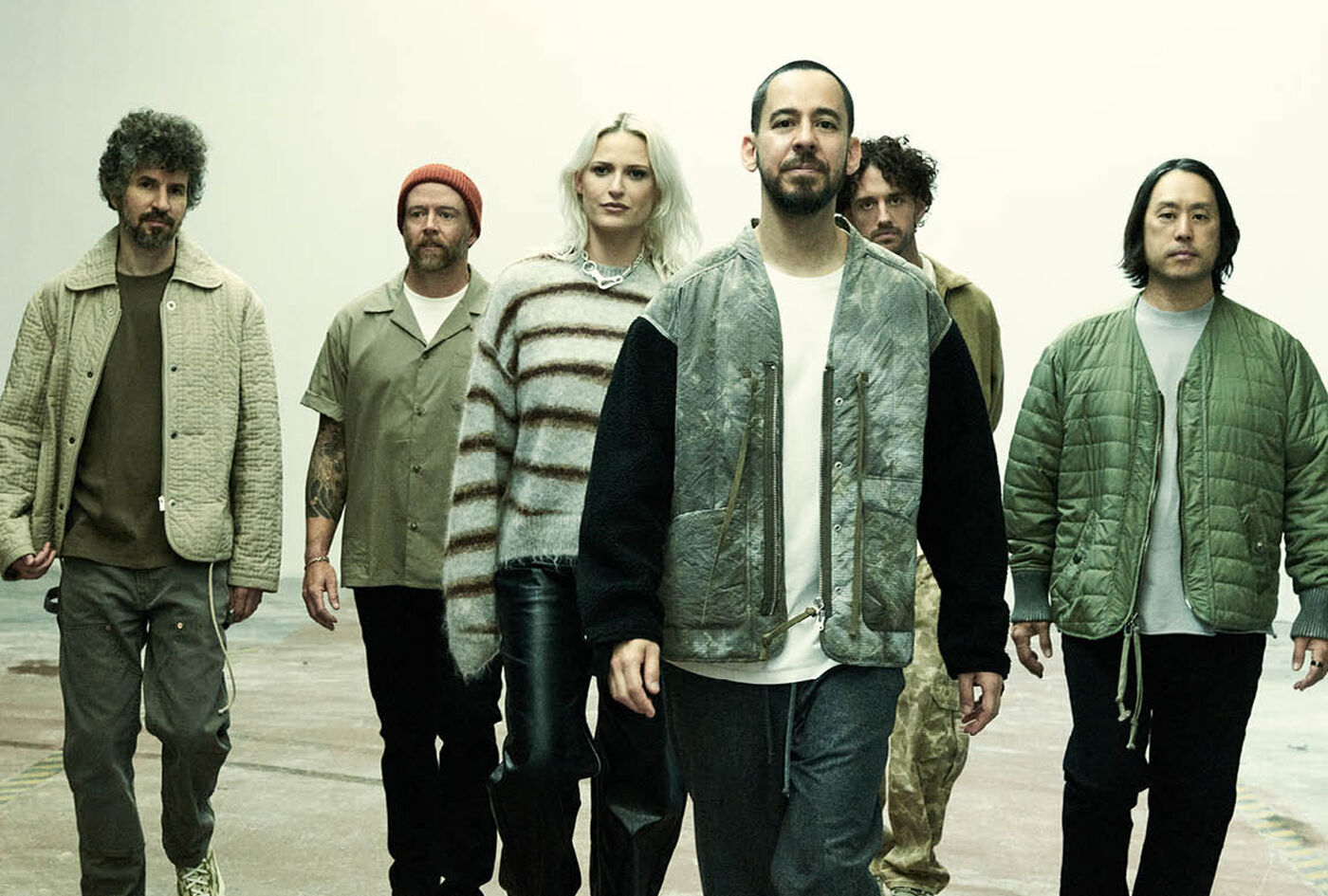 Linkin Park on kiistatta yksi kaikkien aikojen vaikutusvaltaisimmista rock-yhtyeist&auml;, jonka lukemattomat unohtumattomat hitit ovat muokanneet musiikkimaailmaa.Nyt, seitsem&auml;n vuotta viimeisimm&auml;n albuminsa ja Chester Benningtonin syd&auml;nt&auml;s&auml;rkev&auml;n menetyksen j&auml;lkeen, he ovat palanneet voimakkaalla uudella julkaisullaan: From Zero.&Auml;l&auml; j&auml;t&auml; t&auml;t&auml; v&auml;liin &ndash; kuuntele uusi albumi ja tutustu b&auml;ndin uusiin fanituotteisiin!