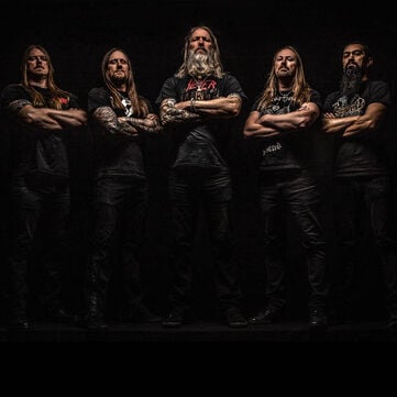 Amon Amarth yhdist&auml;&auml; eeppiset melodiat ja mukaansatempaavat tarinat pohjoisista legendoista!Sukella syvemm&auml;lle jylisevien riffien ja sankaritarinoiden maailmaan:Tilaa eksklusiiviset Amon Amarth -fanituotteet itsellesi!