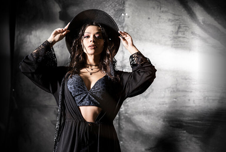 Rooted In Reverance / T&auml;m&auml; Black Premium by EMP -mallisto on raaka, voimakas ja t&auml;ynn&auml; symboliikkaa. Sen keski&ouml;ss&auml; on k&auml;&auml;rme - muinainen voiman, muutoksen ja voittamattomuuden symboli. Yhdistettyn&auml; rohkeisiin solmukuvioihin se luo ilmeen, joka ei pyyd&auml; mit&auml;&auml;n; se vaatii huomiota.Olemme kehitt&auml;neet eksklusiivisia printtej&auml; ja kirjailuja, jotka ovat rohkeita, tinkim&auml;tt&ouml;mi&auml; ja yksityiskohtia t&auml;ynn&auml; - tehden jokaisesta kappaleesta heti tunnistettavan. Erityiset viimeistelyt, kuten r&auml;&auml;t&auml;l&ouml;idyt napit ja ny&ouml;rien p&auml;&auml;t, lis&auml;&auml;v&auml;t viimeistellyn kosketuksen ja varmistavat, ett&auml; jokainen tuote on aidosti ainutlaatuinen. / Tutustu heti!