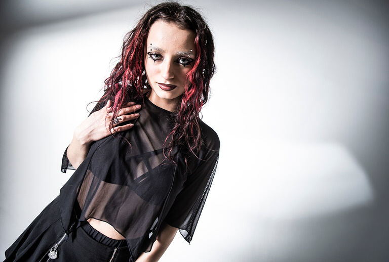 The Void / T&auml;m&auml; mallisto vie sinut nu-goth -estetiikan maailmaan: syv&auml; musta, okkulttinen ja t&auml;ynn&auml; k&auml;sin piirrettyj&auml; symboleja, allover-silm&auml;kuvioita ja mystisi&auml; kuvituksia. Friedrich Nietzschen lainauksen "If you look long enough into the void, the void begins to look back through you" inspiroimana tuloksena on look, josta tuntuu, kuin kuilu katsoisi takaisin.Ylisuuret leikkaukset, kulutetut yksityiskohdat, hienostuneet verkkokankaat ja metalliset yksityiskohdat luovat modernin, pimeytt&auml; vaalivan tumman tyylin. Kuvitukselliset motiivit, ketjut ja kelluvat, osittain kulutetut neulepinnat yhdist&auml;v&auml;t muotituotteet nu-goth -tyylin viile&auml;&auml;n ja tumman mystiseen tunnelmaan - ilman romantisointia, ennemminkin raikkaasti, viile&auml;sti ja arvoituksellisesti. / Tutustu heti!