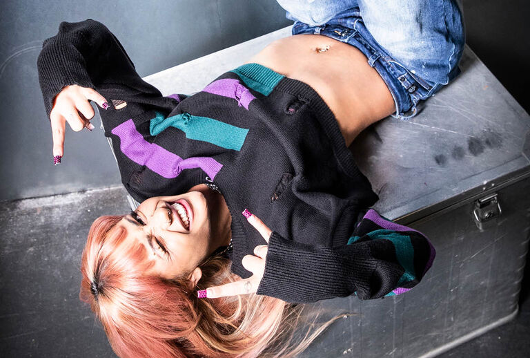 Cute Morbid / T&auml;m&auml; Full Volume by EMP -mallisto leikittelee kiehtovalla kontrastilla: suloisen ja makaaberin sek&auml; pehme&auml;n ja tumman v&auml;lill&auml;. Syv&auml;t mustan s&auml;vyt muodostavat perustan, ja unenomaisen violetti sek&auml; mystinen petrooli tuovat mukaan l&auml;hes eteerisen tunnelman.Oversized-leikkaukset luovat rentoutuneen mutta dramaattisen siluetin &ndash; t&auml;ydelliset vaikuttavien mallien esittelyyn. Holografiset printit ja kontrastiset raidat vangitsevat valon ja antavat jokaiselle vaatteelle hohtavan s&auml;v&auml;yksen.S&ouml;p&ouml;n ulkokuoren takana piilee synkk&auml; pieni salaisuus: perhonen, jolla on yksipuolinen rintakeh&auml;, ja pupu, jolla on avoin rinta &ndash; symboleja, jotka m&auml;&auml;rittelev&auml;t s&ouml;p&ouml;yden uudelleen ja tuovat mukaan ripauksen karmivaa estetiikkaa. / Tutustu heti!