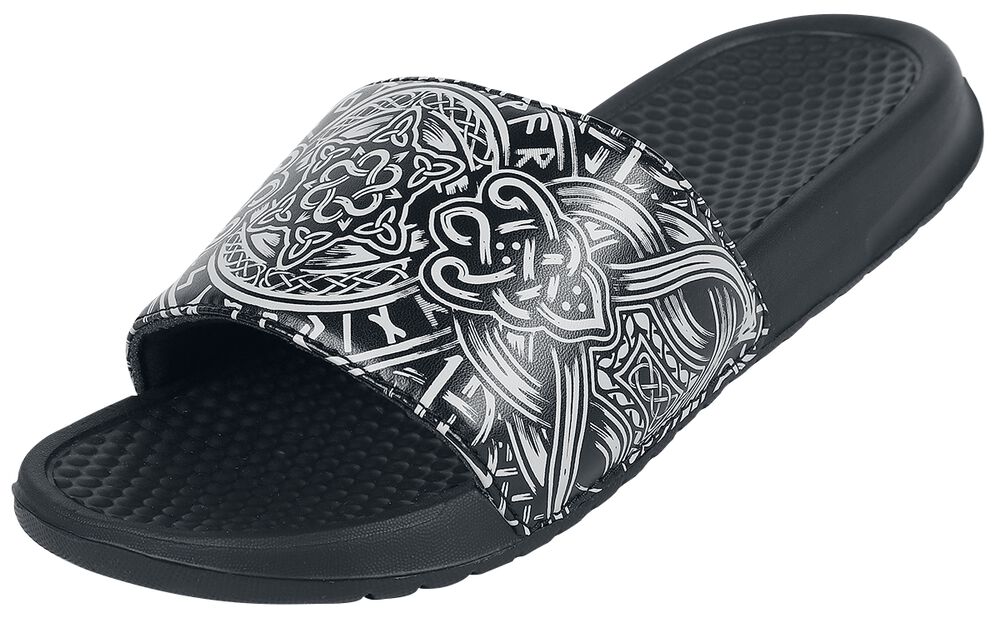 Mustat slip-on-sandaalit kelttityylisellä kuvioinnilla