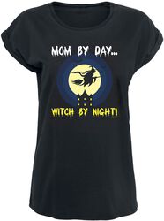Mom by day... Witch by night!, Sanonnat, T-paita